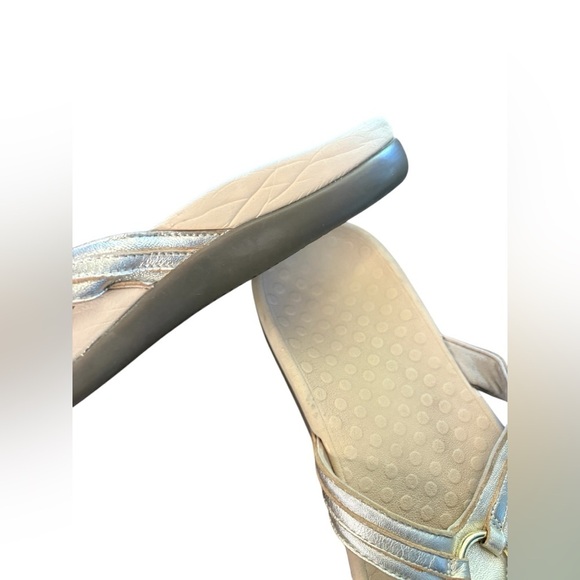 Vionic Women's Tide Aloe Toe-Post Sandals Flip Flop gold Beige size (11”) - Picture 3 of 9